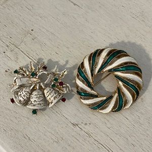Vintage Boucher & Dodds Christmas brooch wreath bells holly rhinestones